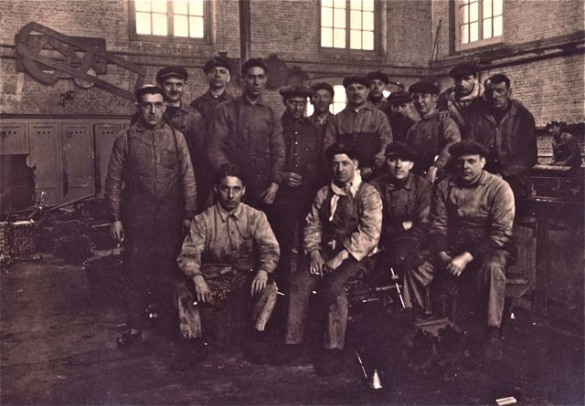 Dit zijn de jongens van de 'Eerschte experimentenfabriek'. Het eerste experiment mét succes was de staking. Wegens allang geen loon gekregen.